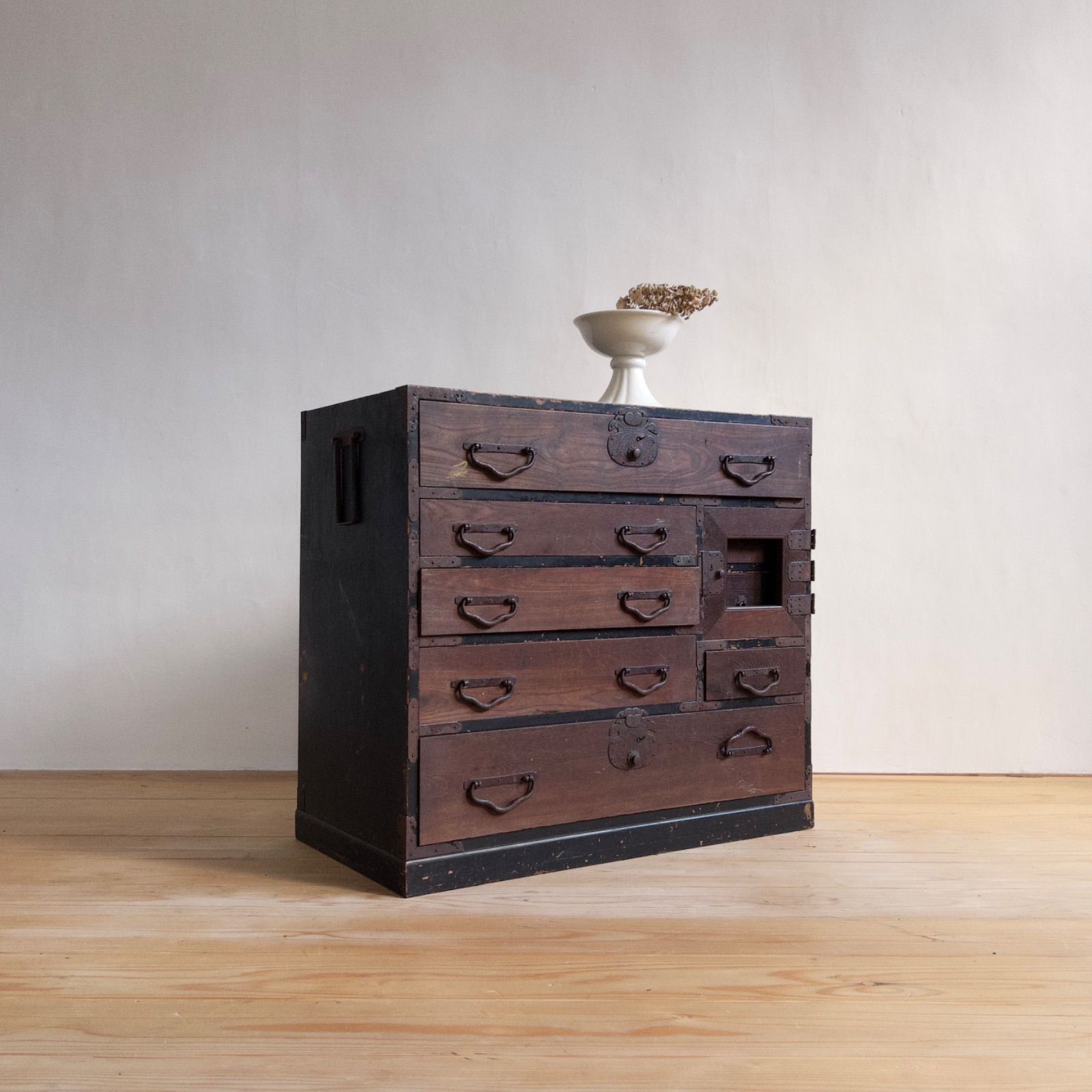 送料込み・匿名発送】 和箪笥 小ぶり 希少 横幅約69.5㎝ 5段