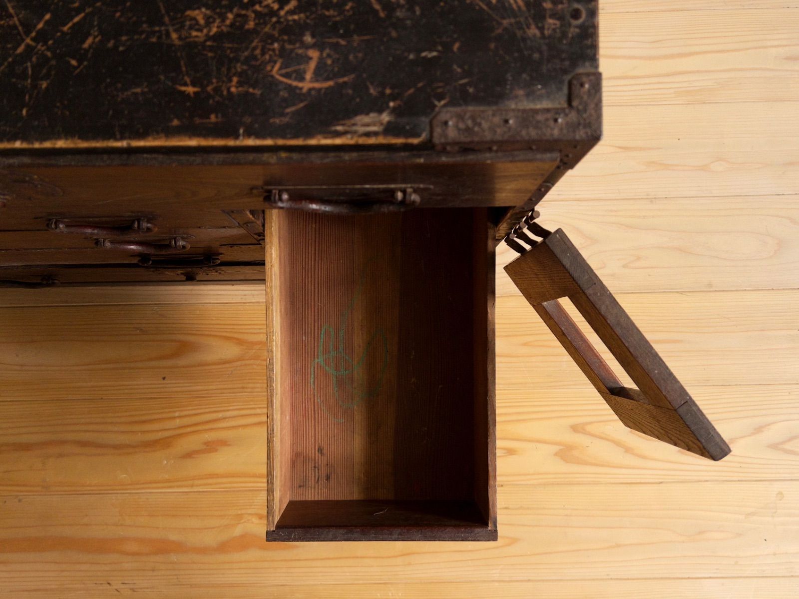 送料込み・匿名発送】 和箪笥 小ぶり 希少 横幅約69.5㎝ 5段