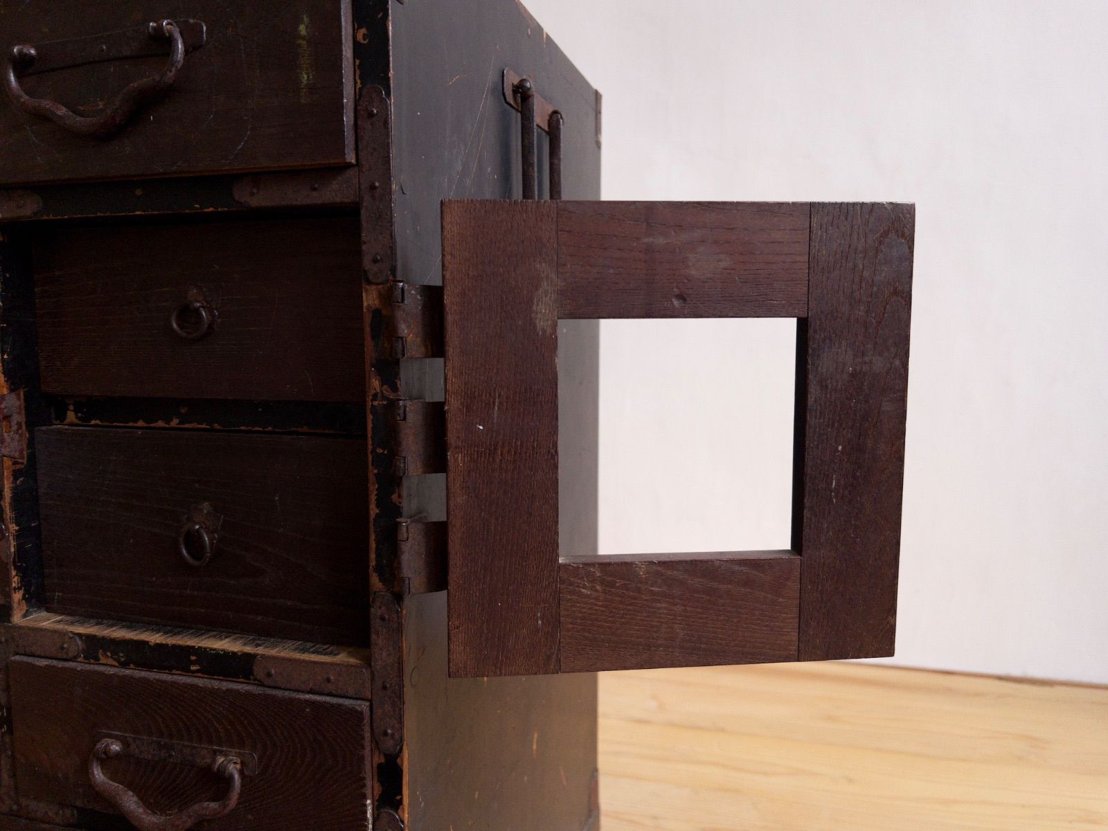 送料込み・匿名発送】 和箪笥 小ぶり 希少 横幅約69.5㎝ 5段