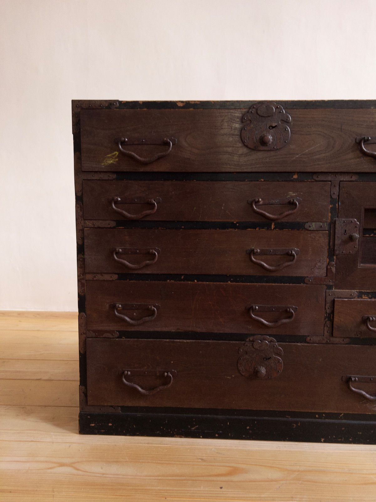 送料込み・匿名発送】 和箪笥 小ぶり 希少 横幅約69.5㎝ 5段