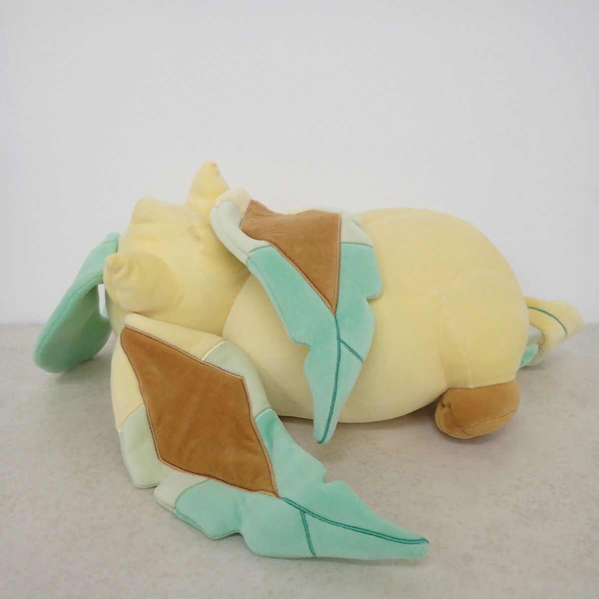 ポケモンセンター ぬいぐるみ すやすやリーフィア 紙タグ無