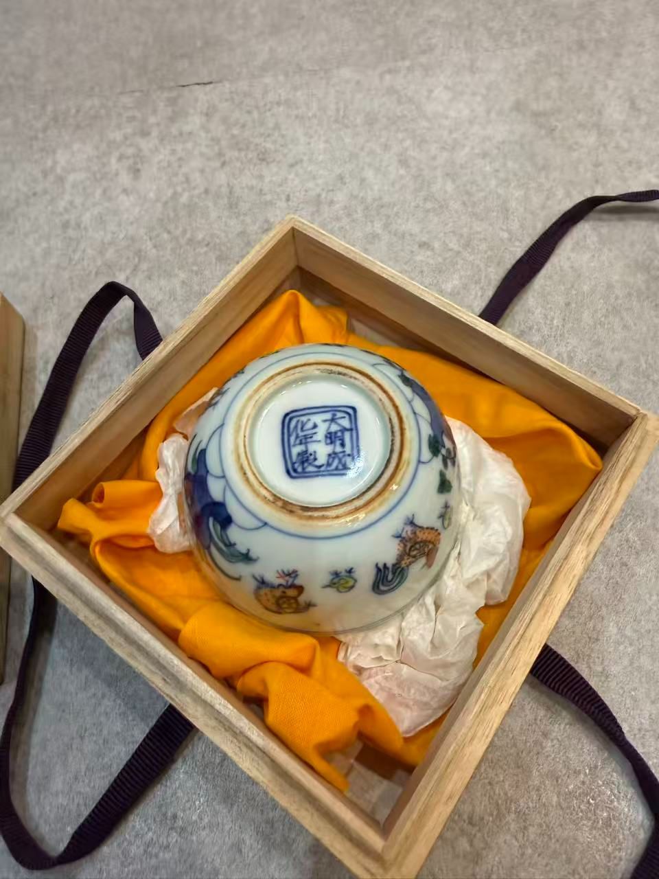 大明成化年製銘 斗彩鶏紋 煎茶碗（小坏）桐箱付 — 時代物 中国古玩