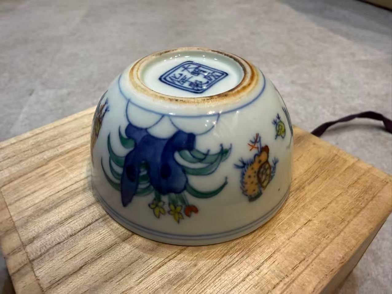 大明成化年製銘 斗彩鶏紋 煎茶碗（小坏）桐箱付 — 時代物 中国古玩