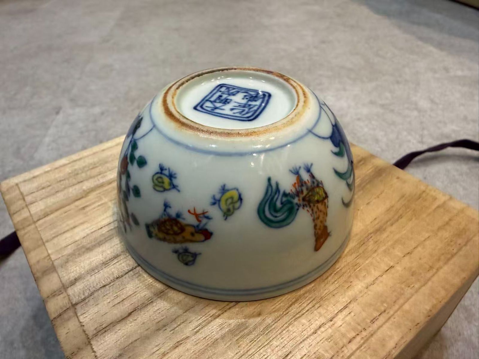 大明成化年製銘 斗彩鶏紋 煎茶碗（小坏）桐箱付 — 時代物 中国古玩