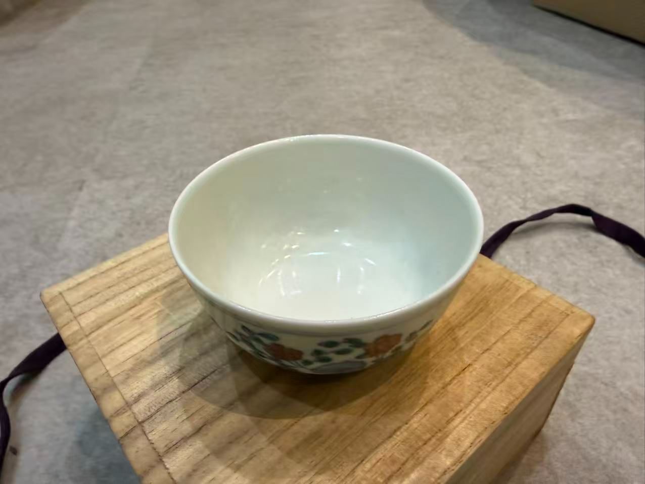 大明成化年製銘 斗彩鶏紋 煎茶碗（小坏）桐箱付 — 時代物 中国古玩