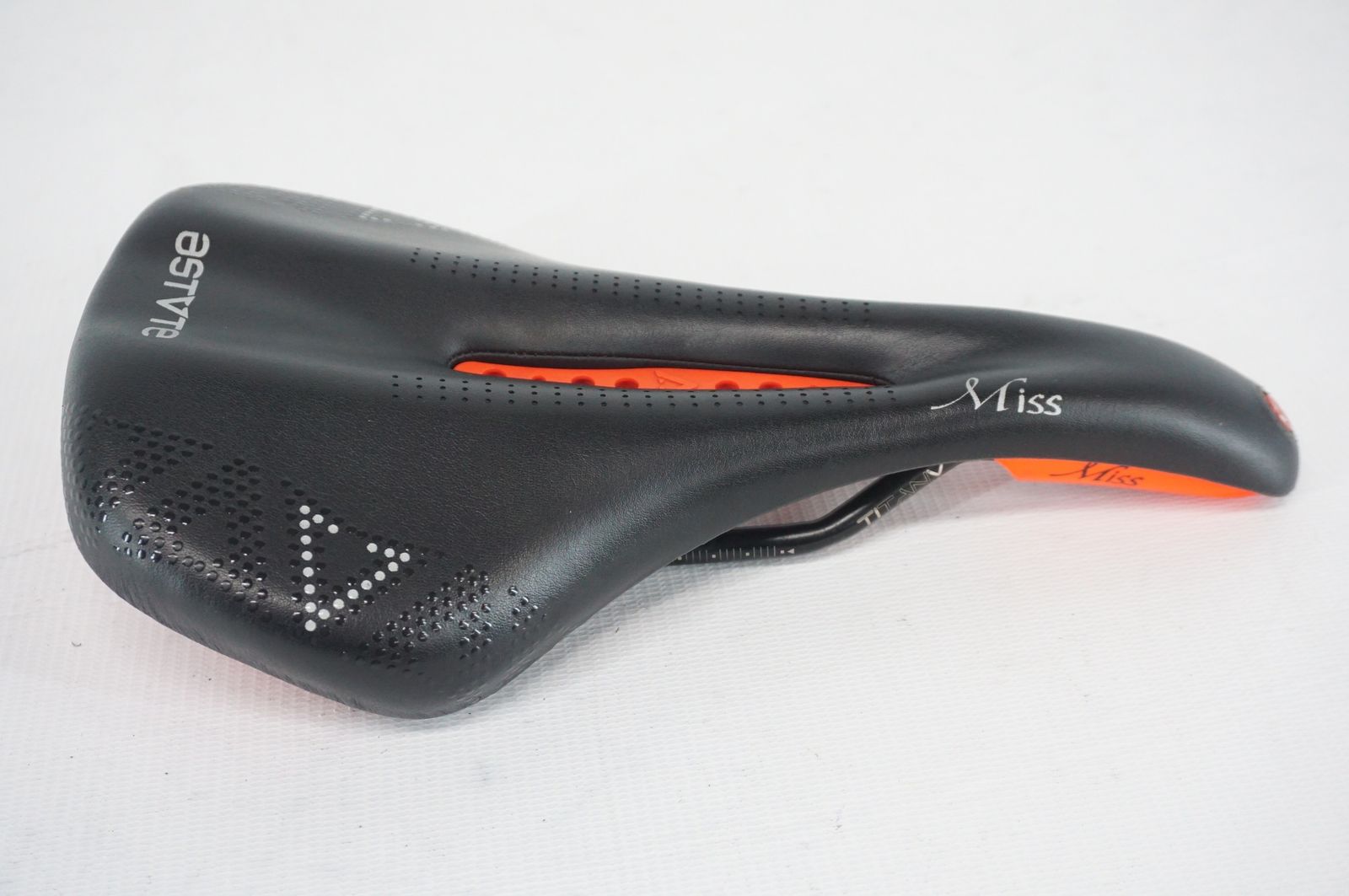 自転車 ASTUTE ミス ライン MISS LINE SADDLE サドル