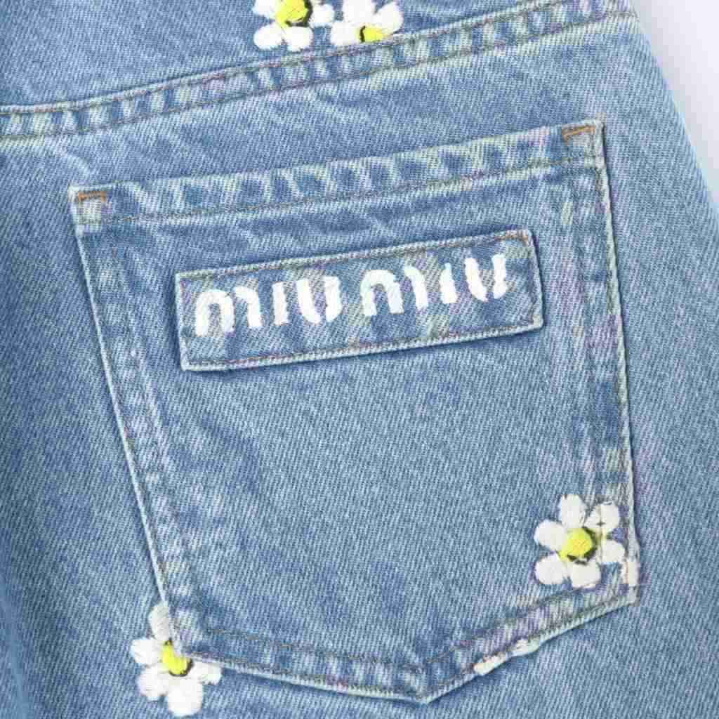ミュウミュウ miumiu ジーンズ デニムパンツ ブーツカット 刺繍