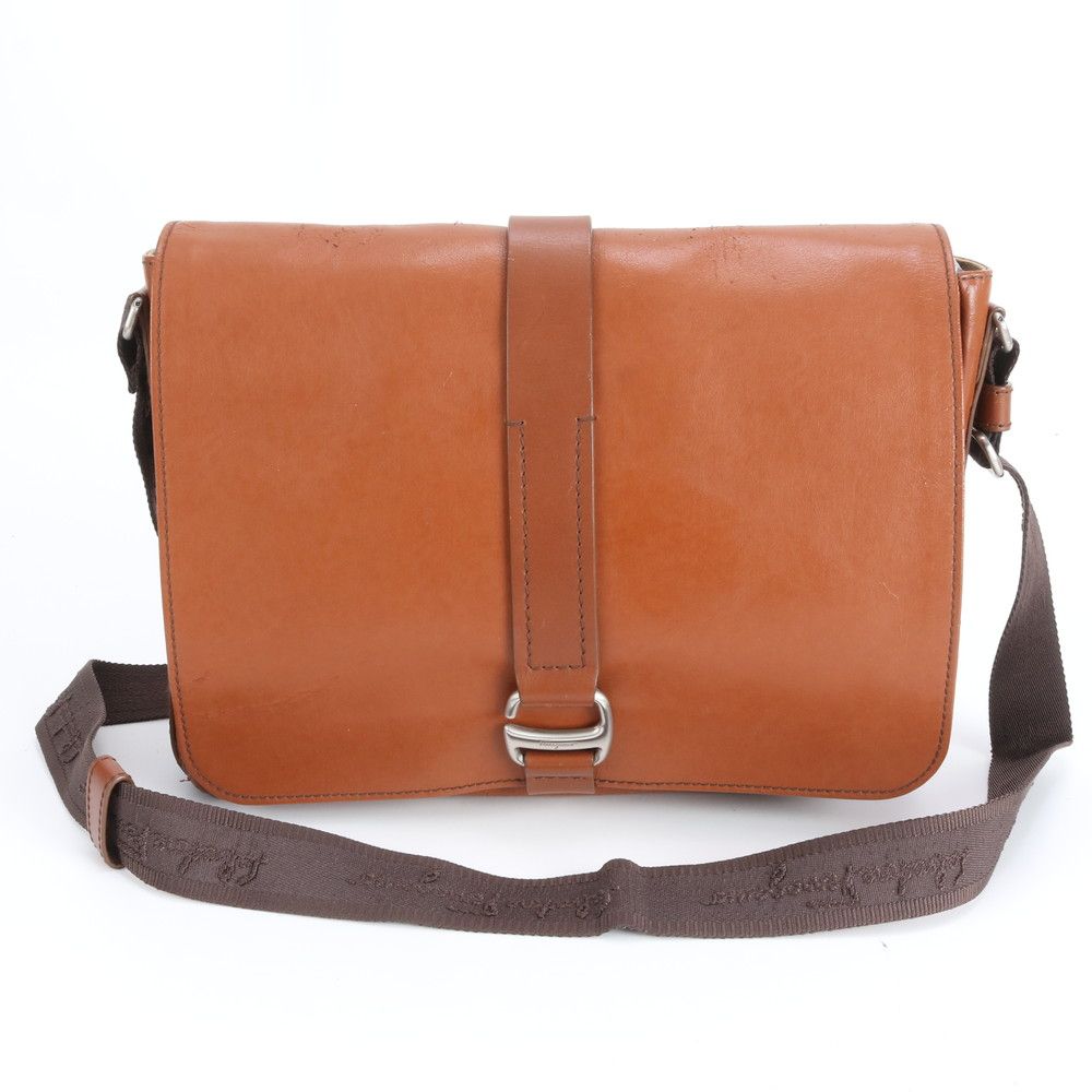 サルヴァトーレフェラガモ レザー ショルダーバッグ 斜め掛け