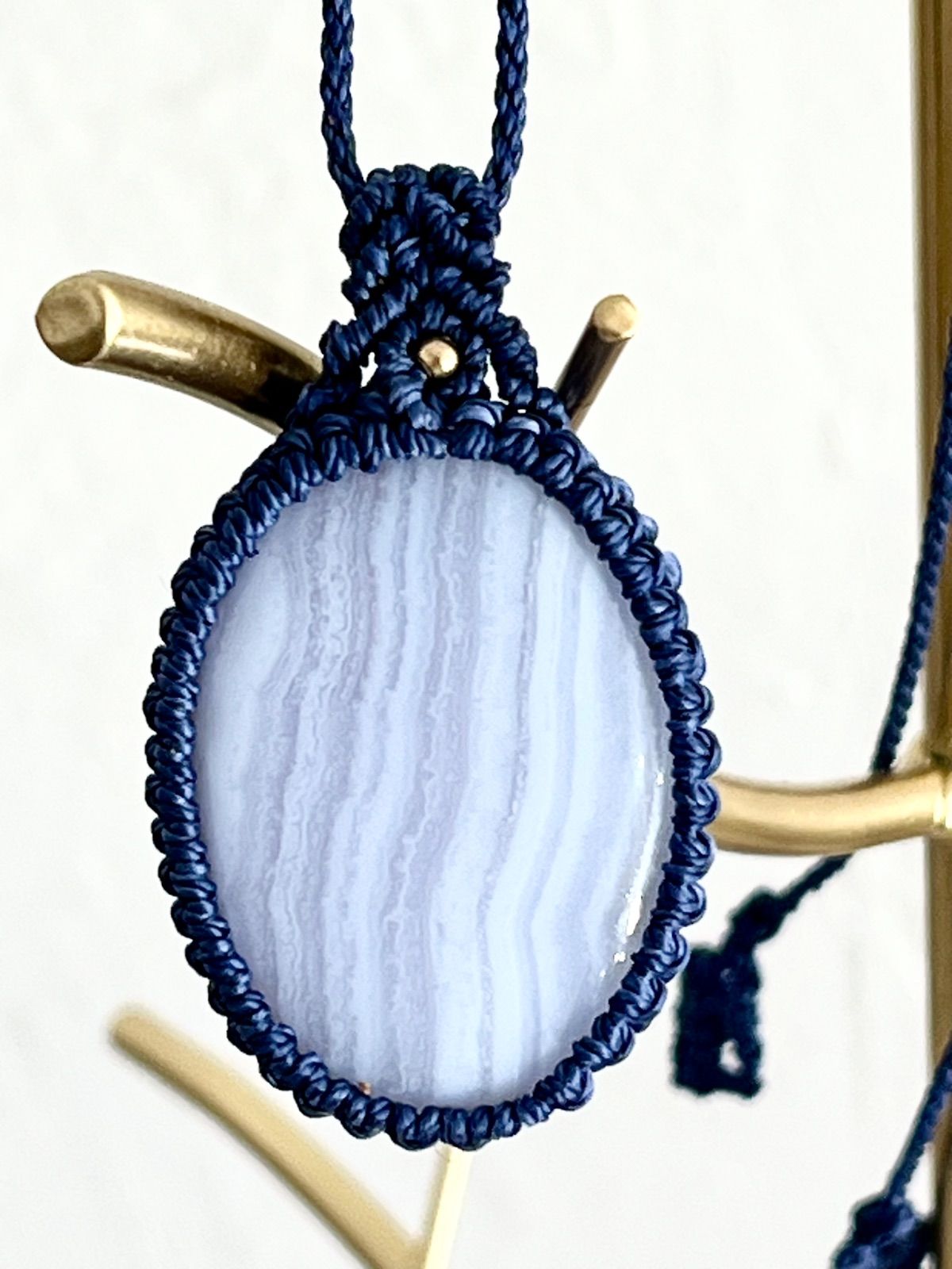 愛を伝える石】ブルーレースアゲート ナミビア産 マクラメ編み