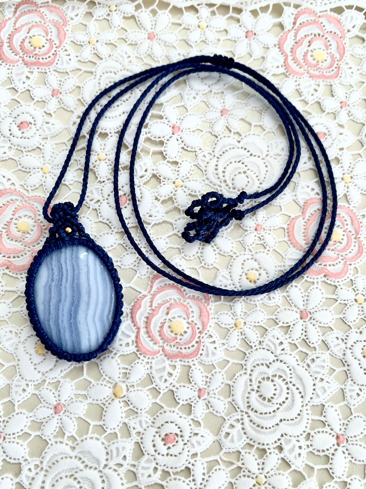 愛を伝える石】ブルーレースアゲート ナミビア産 マクラメ編み