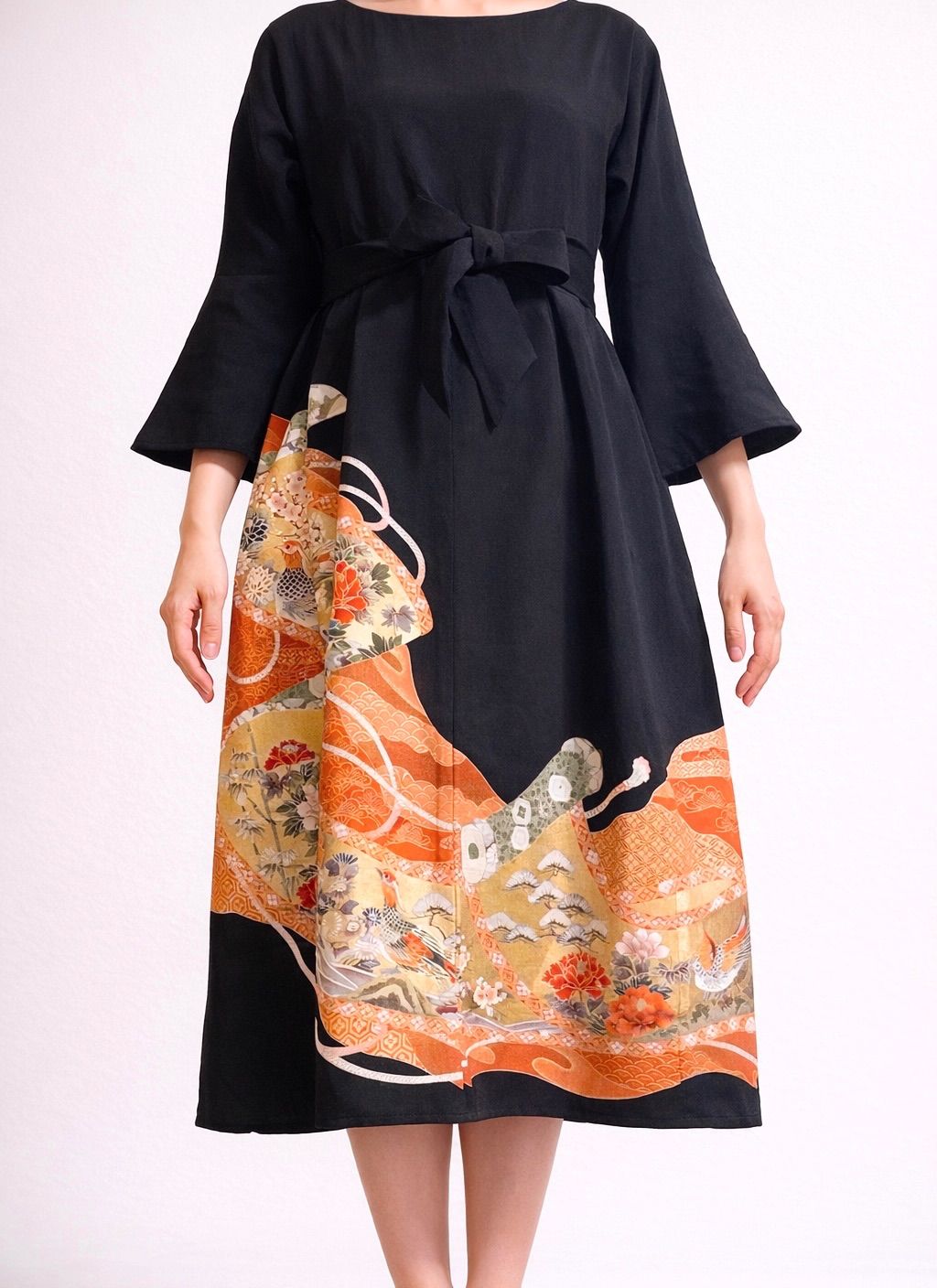 着物リメイク ワンピース ドレス 黒留袖 正絹 駒刺繍 絵巻花鳥文 金彩