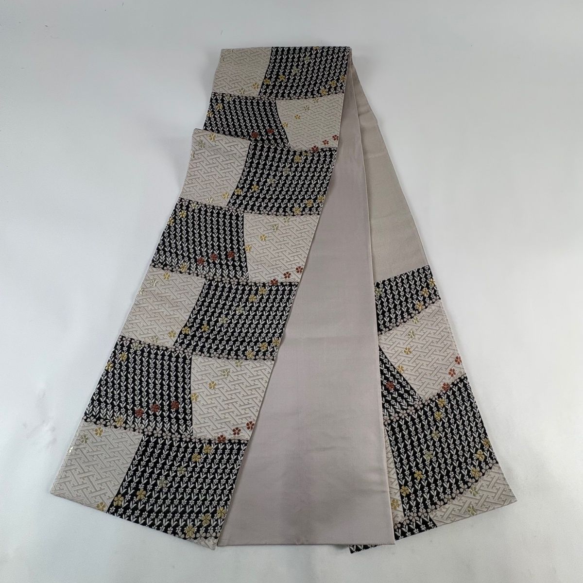 袋帯 秀品 桜 紗綾形 金糸 灰茶 六通 正絹 【中古】 - メルカリ