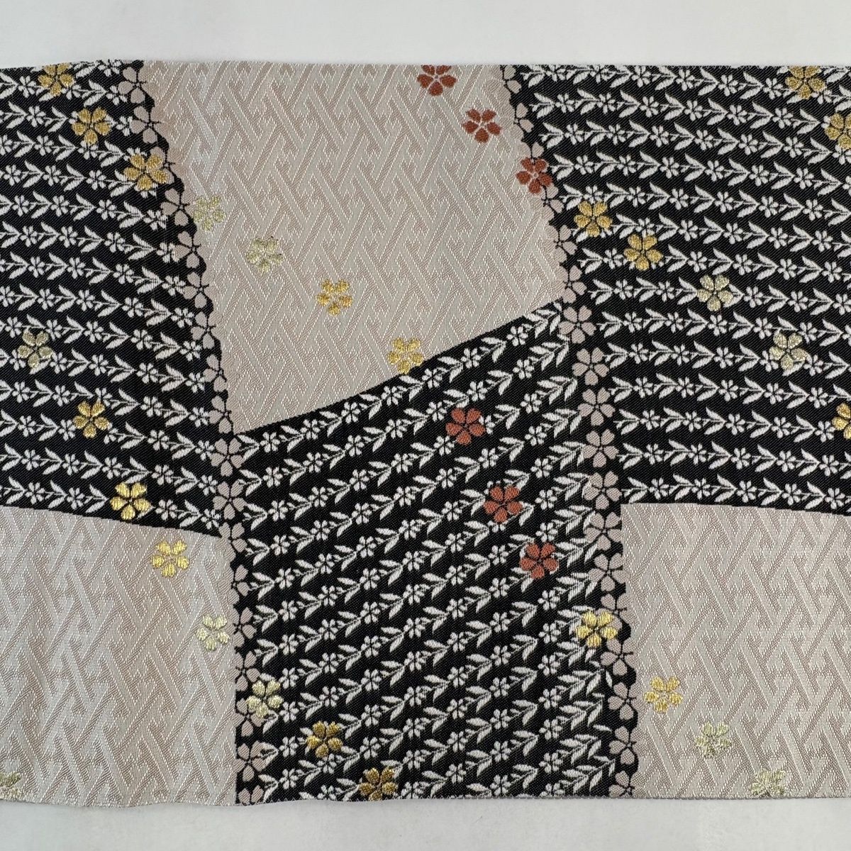 袋帯 秀品 桜 紗綾形 金糸 灰茶 六通 正絹 【中古】 - メルカリ