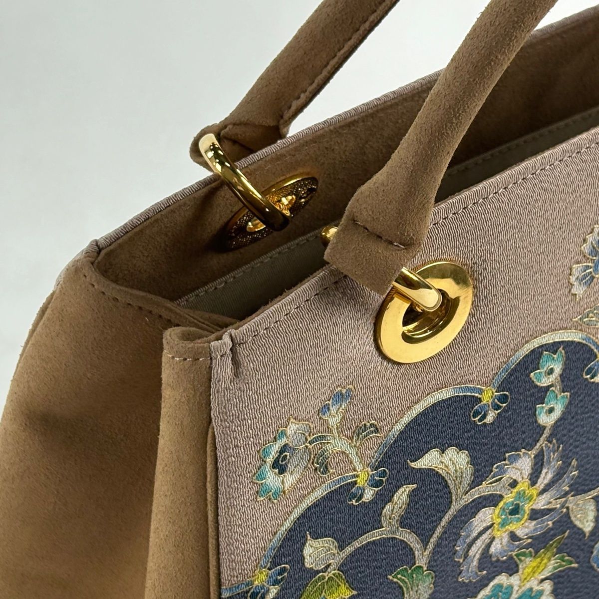 美品】 和装バッグ 逸品 フォーマル OKAJIMA 花唐草 金彩 灰茶 和装