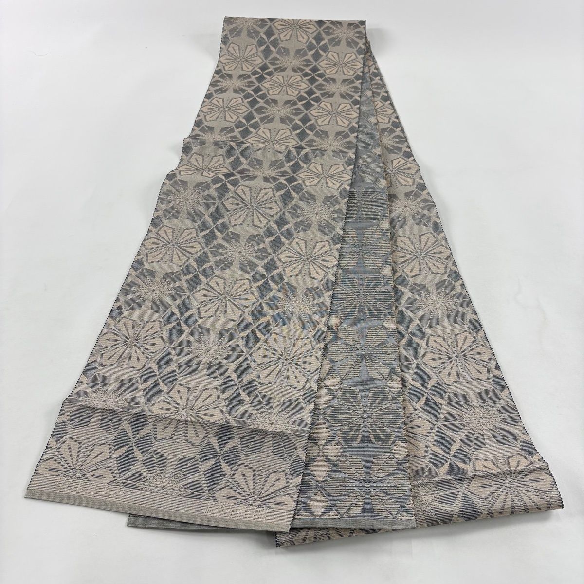 美品】 名古屋帯 逸品 佐波理 落款 八寸名古屋帯 花 箔 金銀糸 灰色 