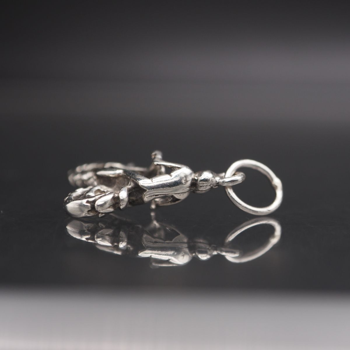 Q919 ヴィンテージ ペンダント トップ バイカー デザイン シルバー