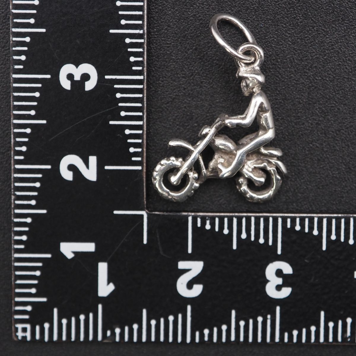 Q919 ヴィンテージ ペンダント トップ バイカー デザイン シルバー