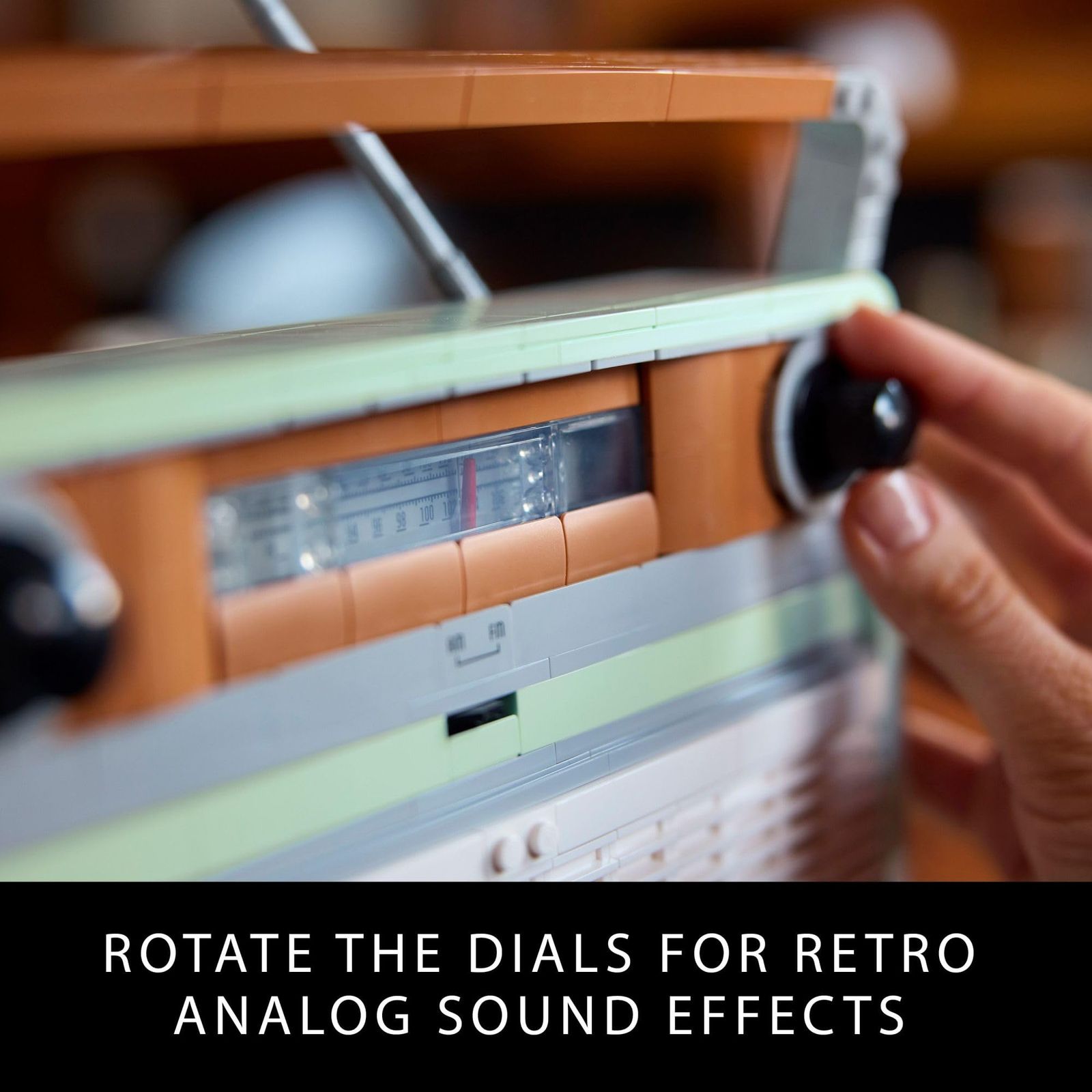 LEGO Icons レトロラジオビルディングセット 大人用 - 寝室や机の