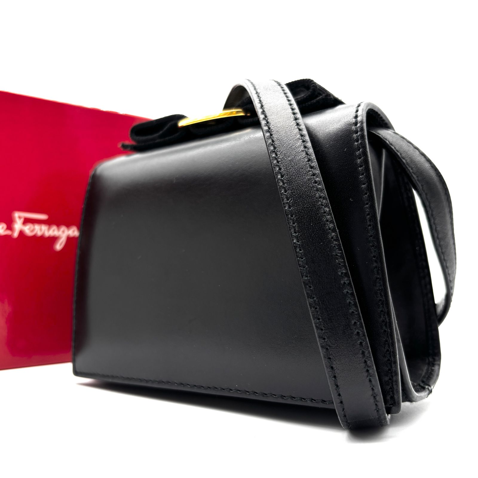 美品 美品 フェラガモ ショルダーバッグ ヴァラリボン レザー
