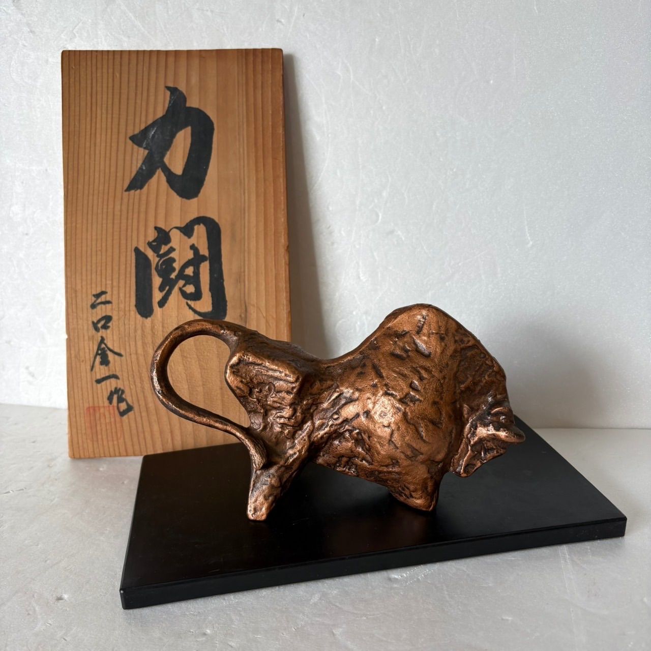 力闘/二口金一】牛の置物 金属製 彫刻 インテリア 木箱 - メルカリ