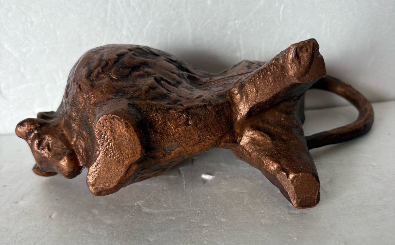力闘/二口金一】牛の置物 金属製 彫刻 インテリア 木箱 - メルカリ