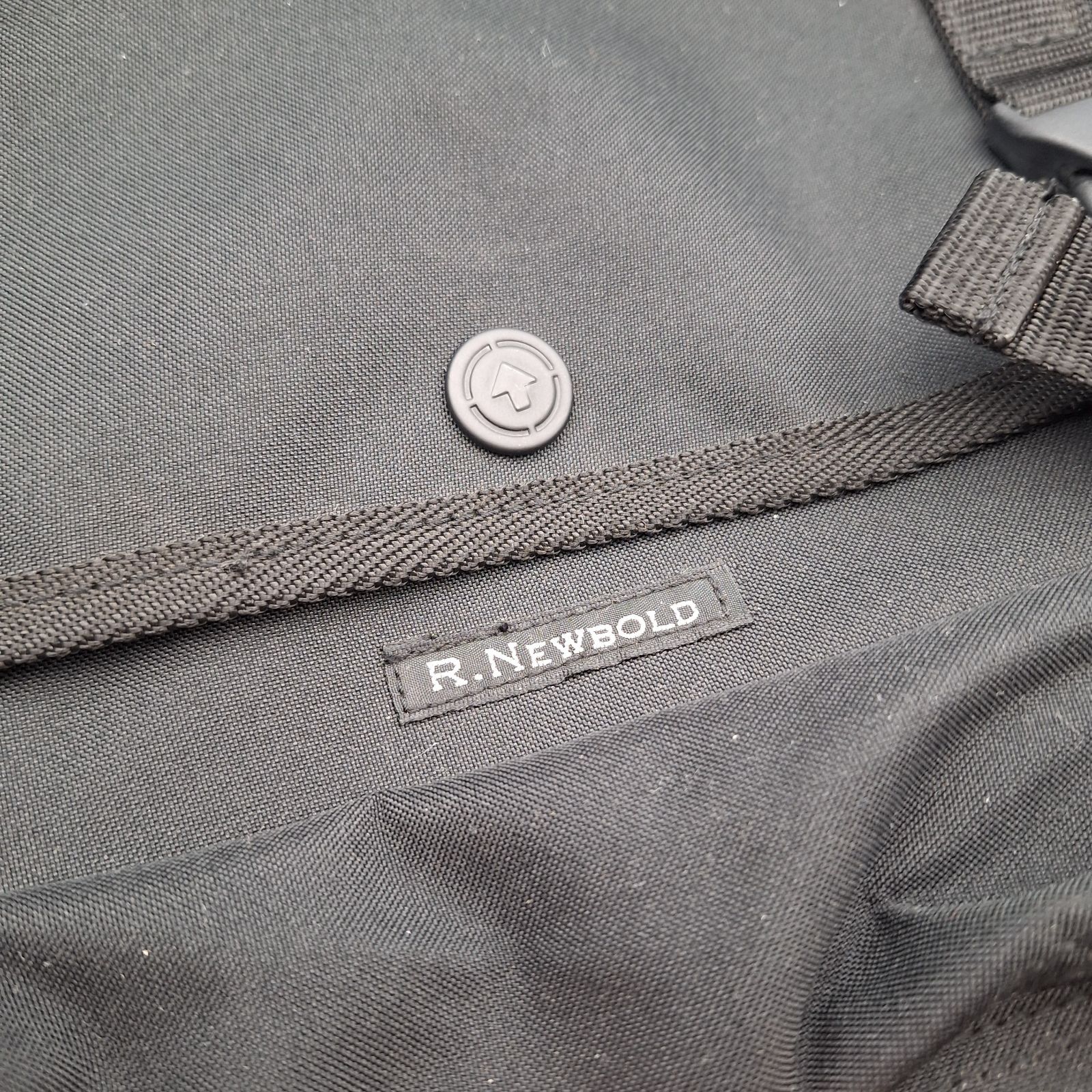R.NEWBOLD メッセンジャー バッグ 黒 □□ ☆ hdc8