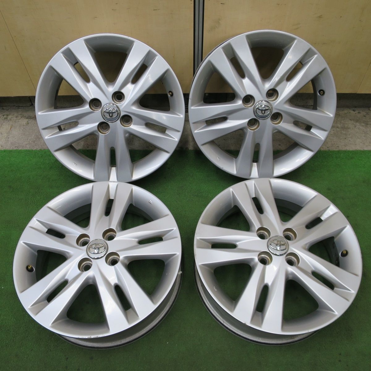 トヨタIQ純正16インチアルミホイールのみ4本 C105○トヨタ IQ