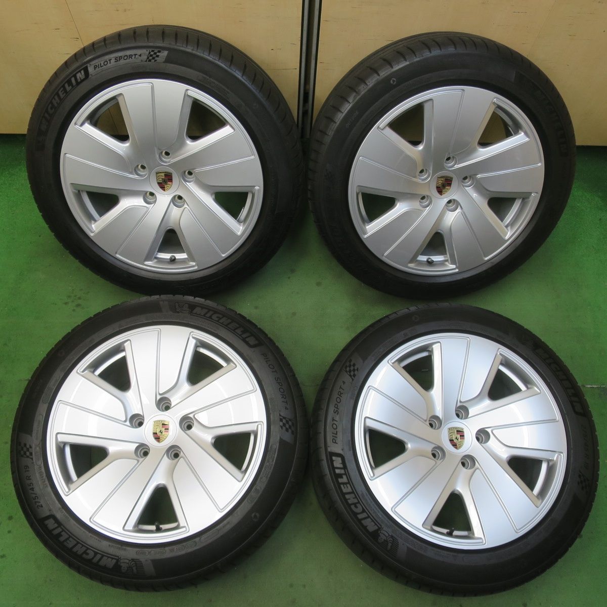 バリ溝！23年！キレイ！9.5分☆ポルシェ タイカン 純正 225/55R19 275