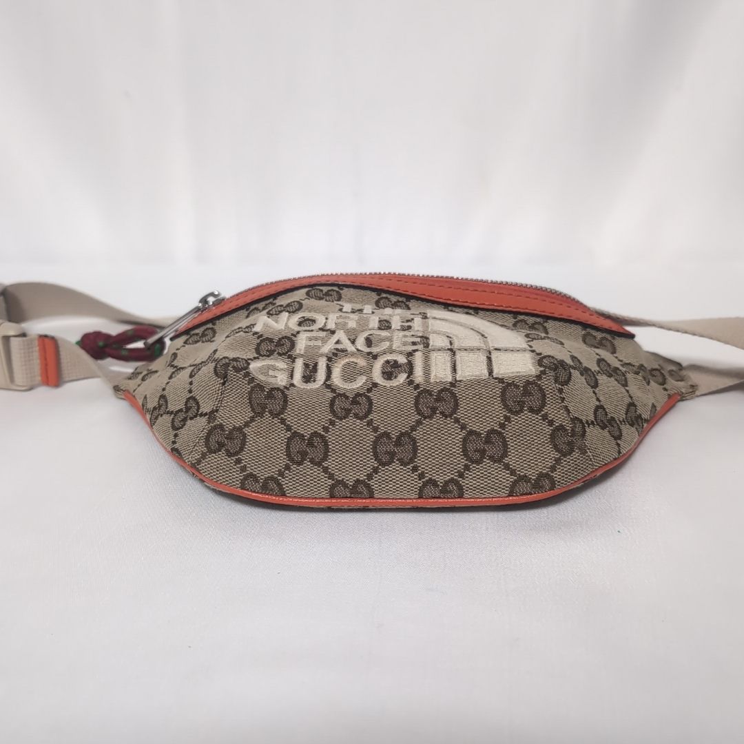 【美品】グッチ ノースフェイス GGキャンバス ウエストポーチ　ボディーバック 極美品 グッチ ノースフェイス コラボ GGキャンバス ボディバッグ