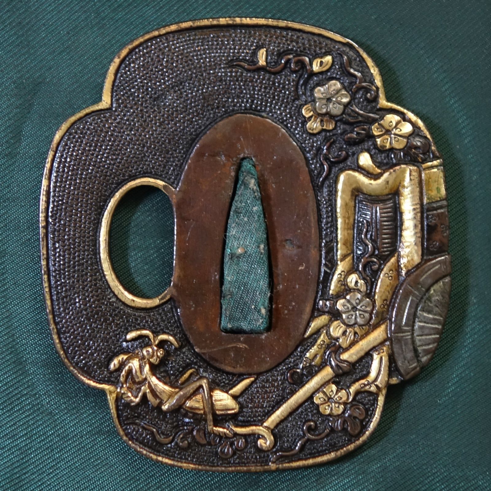 骨董逸品【美濃 蟷螂と花車図鍔 赤銅魚々子地 鋤出彫】 日本刀 刀装具