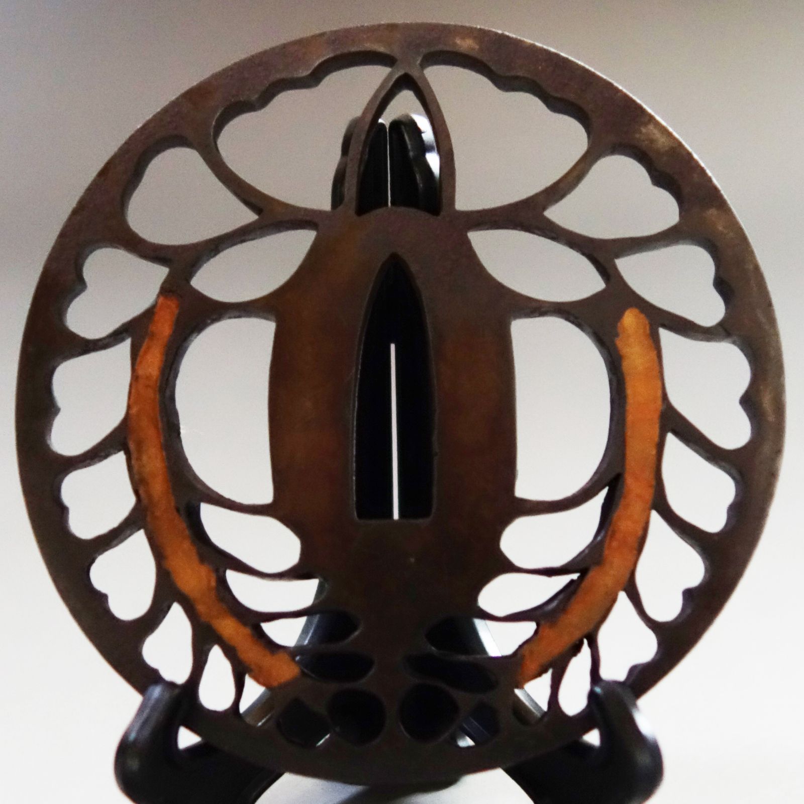 骨董逸品【在銘 岩国住藤武作 下り藤透鍔 鉄地】 日本刀 刀装具 鍔 鐔