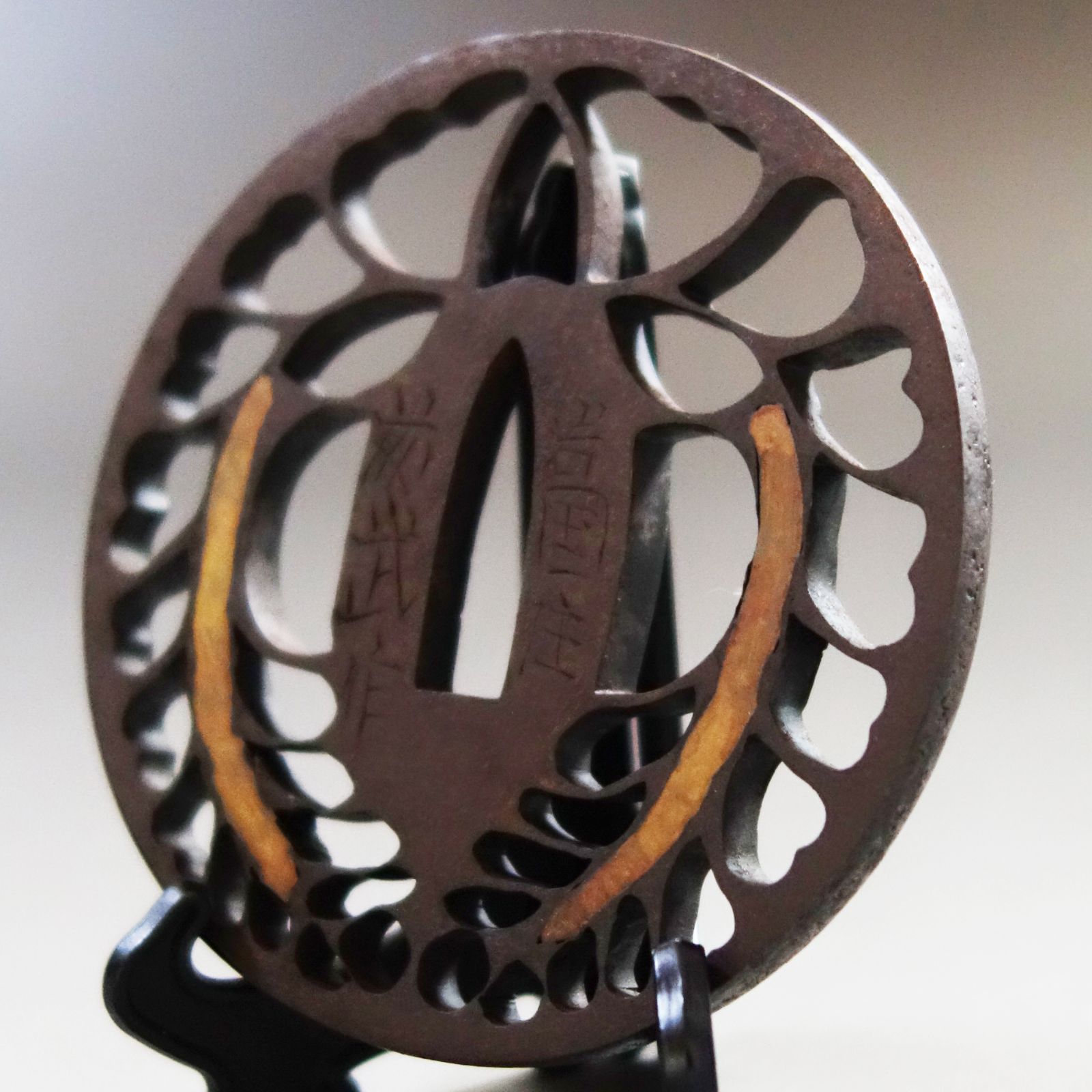 骨董逸品【在銘 岩国住藤武作 下り藤透鍔 鉄地】 日本刀 刀装具 鍔 鐔