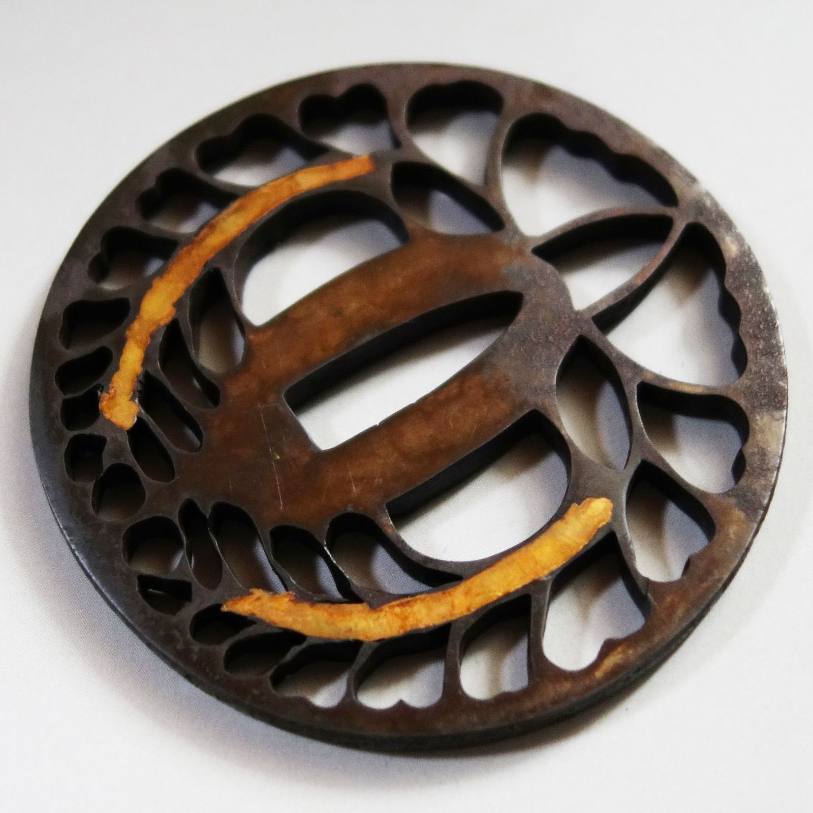 骨董逸品【在銘 岩国住藤武作 下り藤透鍔 鉄地】 日本刀 刀装具 鍔 鐔