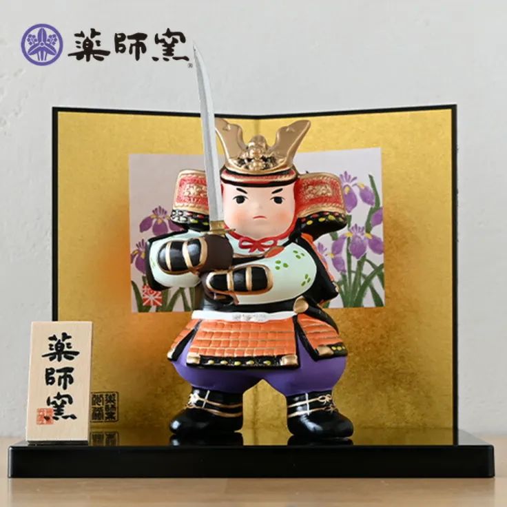五月人形 錦彩若武者 薬師窯 光堂作 陶器 武者人形 飾り一式 新品】五月人形 陶彩 初陣大将 薬師窯 コンパクト 兜飾り 若武者