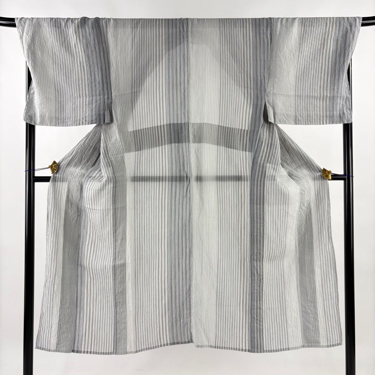 男着物 身丈139cm 裄丈72cm S 薄物 紬 やまと 縞 青灰色 正絹 名品 【中古】