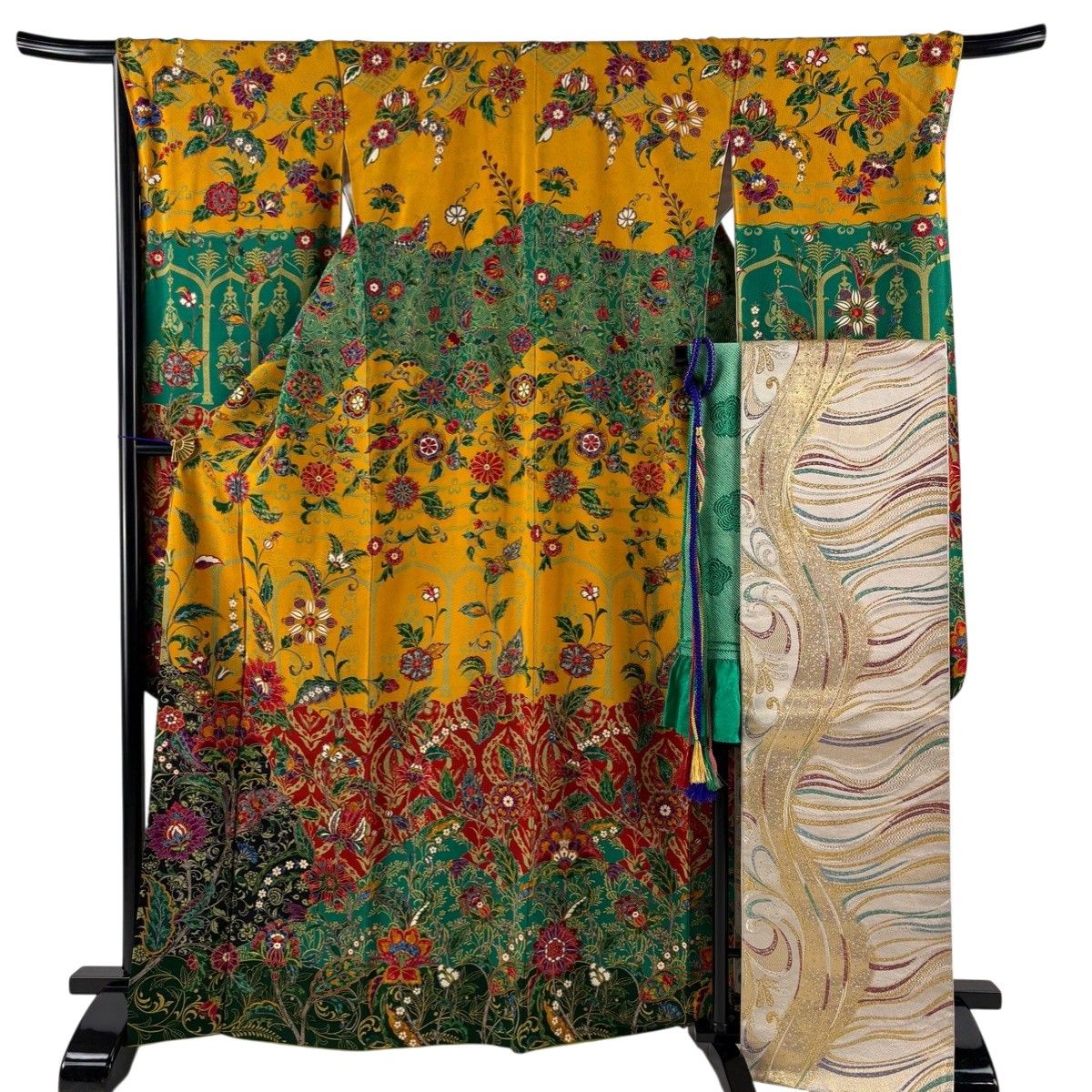 【小紋】 。草花に鳥や蝶の模様 金銀彩入り 着物 袷 広衿 身丈約161cm 振袖 身丈161.5cm 裄丈67cm M 袷 草花 蝶 金彩 金銀彩 山吹色 正絹