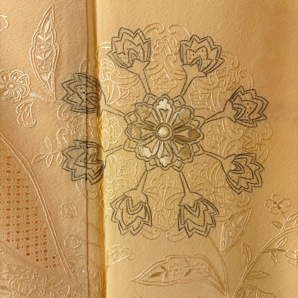 訪問着 身丈151.5cm 裄丈64cm M 袷 華文 花唐草 金糸 刺繍 薄オレンジ