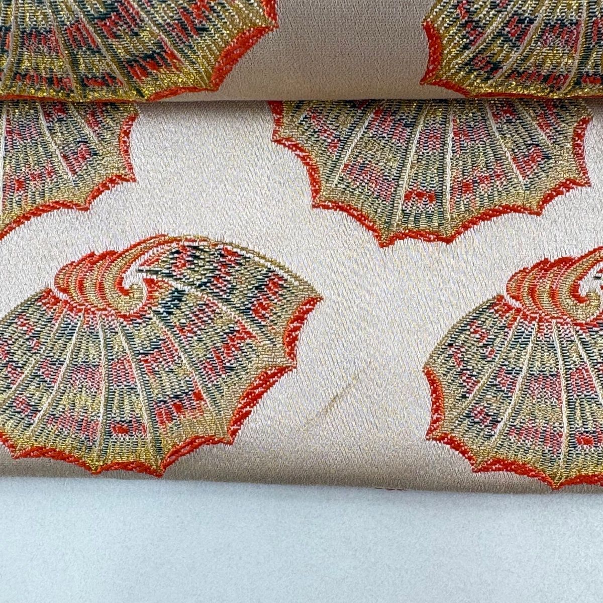 開き名古屋帯 秀品 龍村美術織物 比翼仕立て 彩貝 金糸 ベージュ 正絹