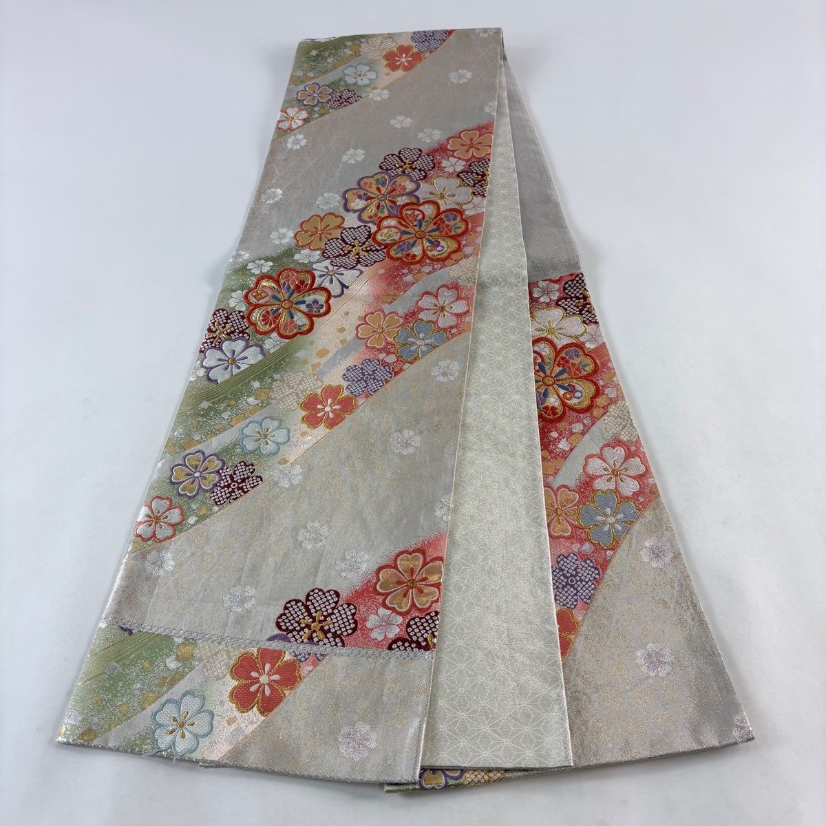 袋帯 秀品 振袖向き 桜 箔散らし柄 金糸 箔 銀色 六通 正絹 【中古