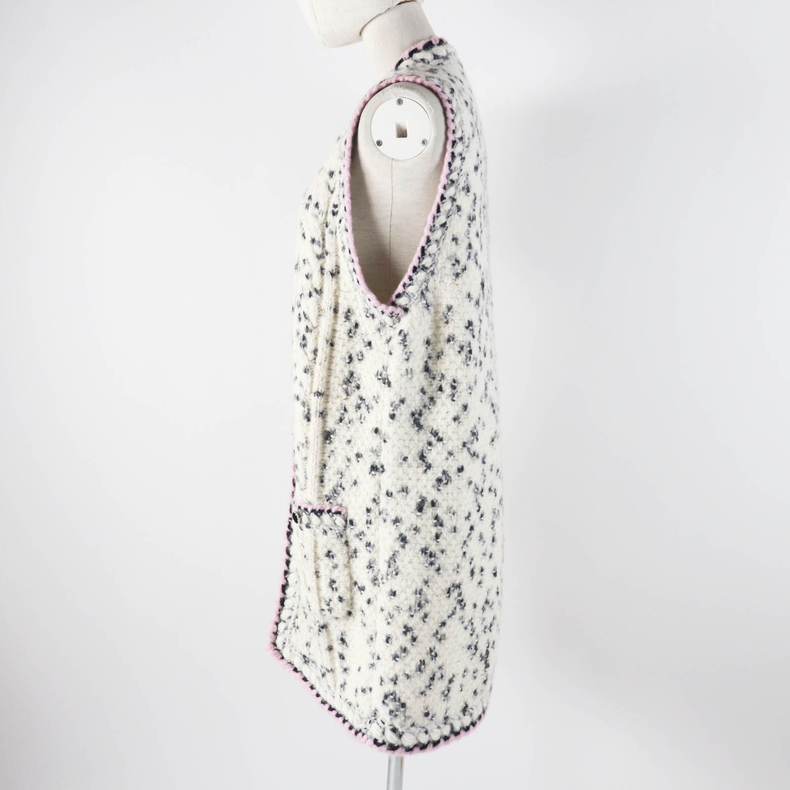 CHANEL - 極美品◎CHANEL シャネル 2021年製 21A P71038 カシミヤ混 ランウェイ着 ロング丈 ニットベスト エクリュ ブラック ゴールド ピンク 36 イタリア製 正規品 レディース 極美品◎CHANEL シャネル 2021年製 21A P71038 カシミヤ混 ランウェイ