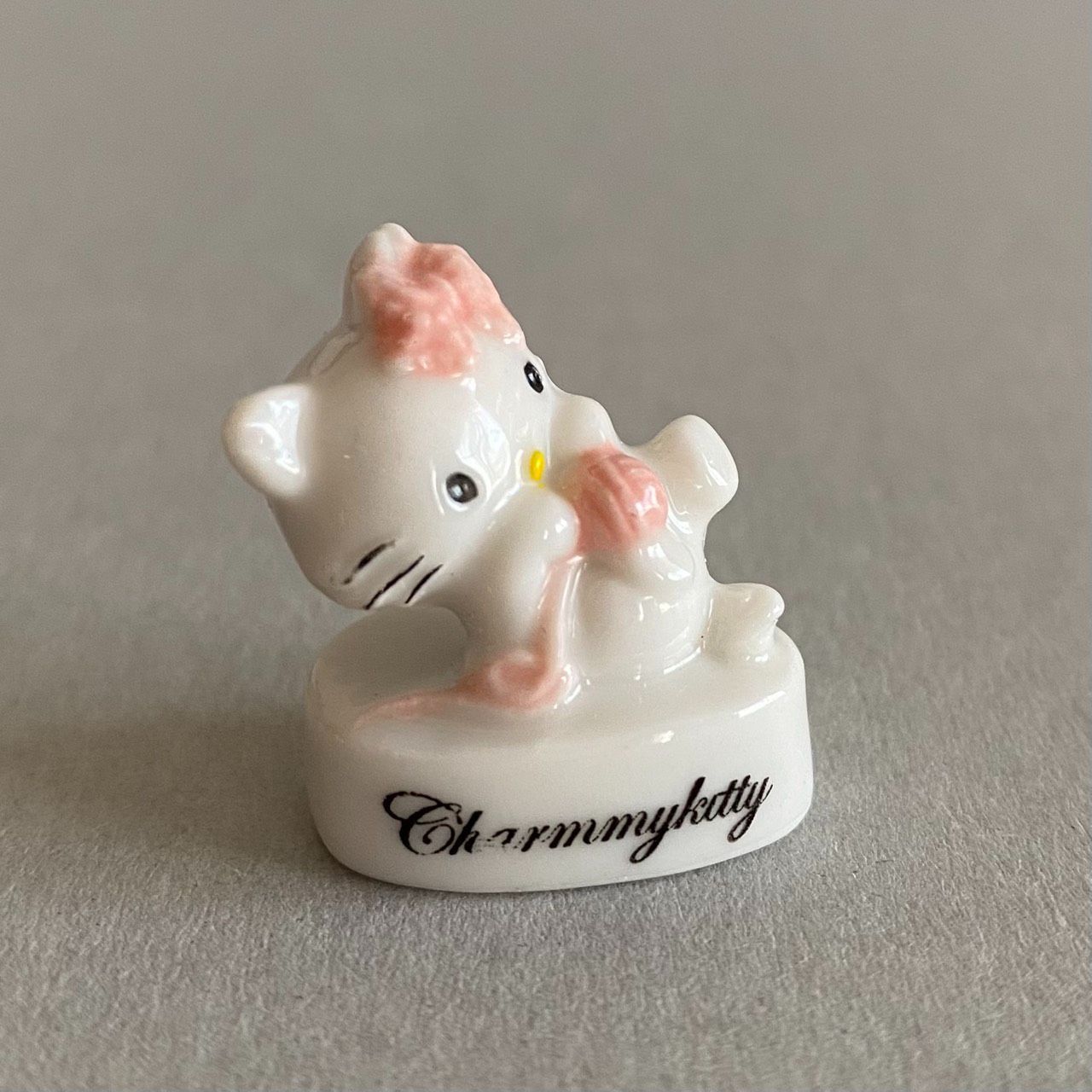 チャーミーキティのフェーブ／フランス雑貨／陶器ミニチュア