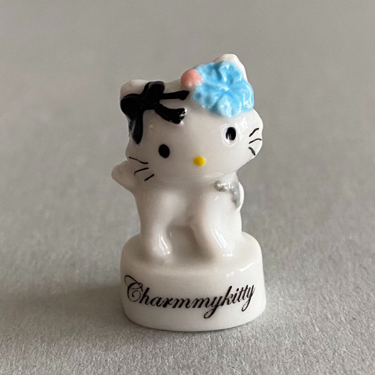 チャーミーキティのフェーブ／フランス雑貨／陶器ミニチュア