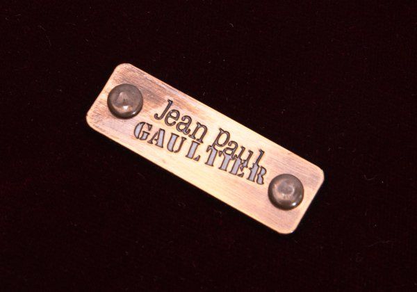 ジャンポールゴルチエJean Paul GAULTIER メタルロゴプレート装飾