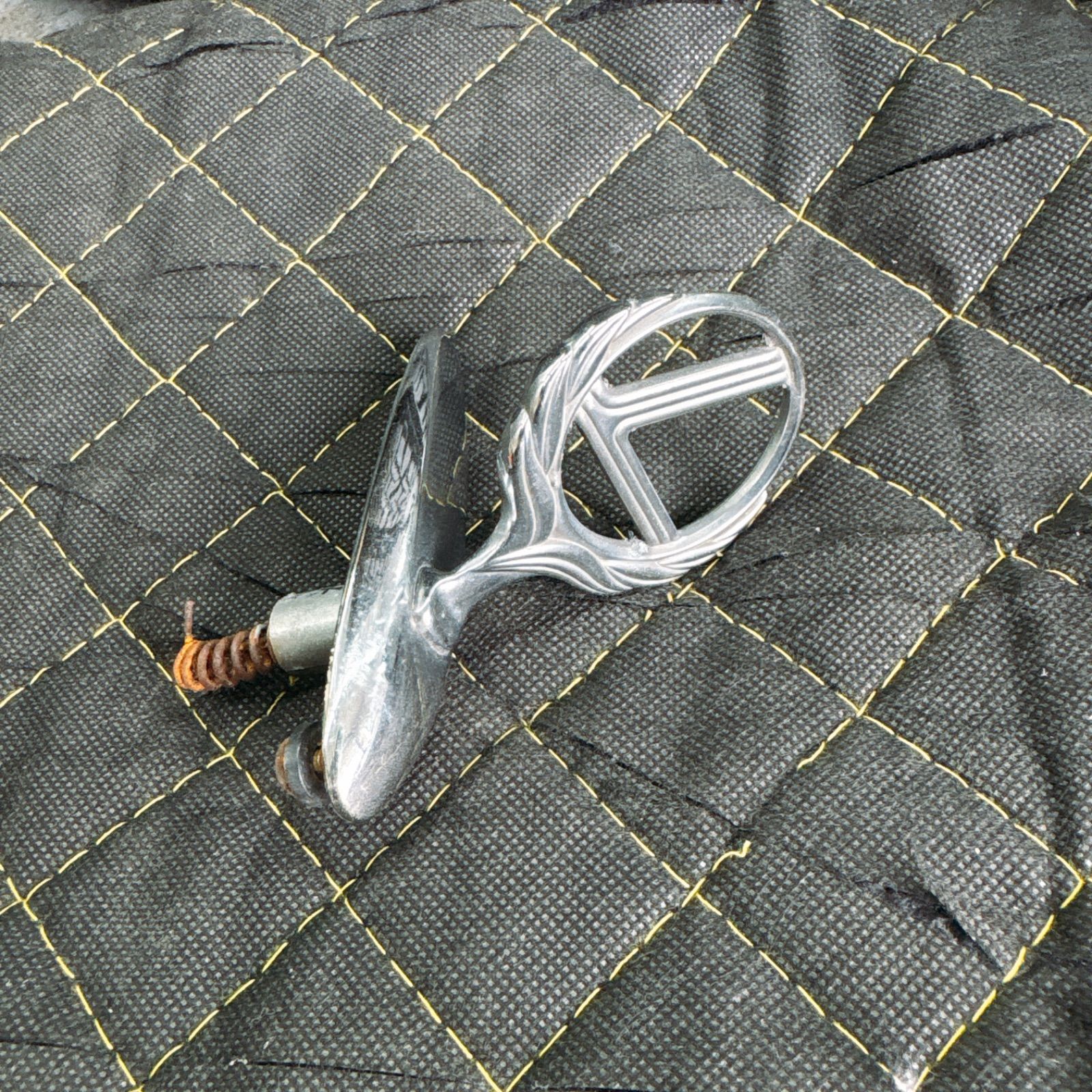 レア】日産 C33 ローレル エンブレム ボンネットマスコット