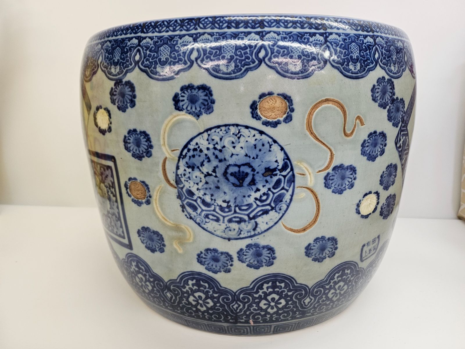 有田焼 伊万里 上瀧製 陰刻染付 中型火鉢 約38×30cm 山水画 菊絵 青花