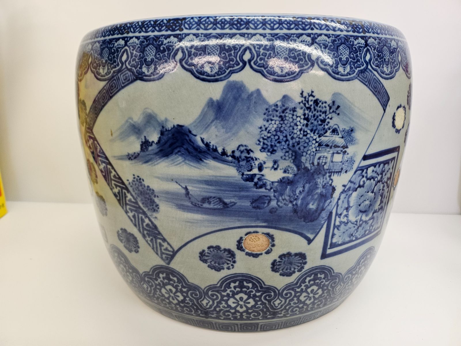 有田焼 伊万里 上瀧製 陰刻染付 中型火鉢 約38×30cm 山水画 菊絵 青花