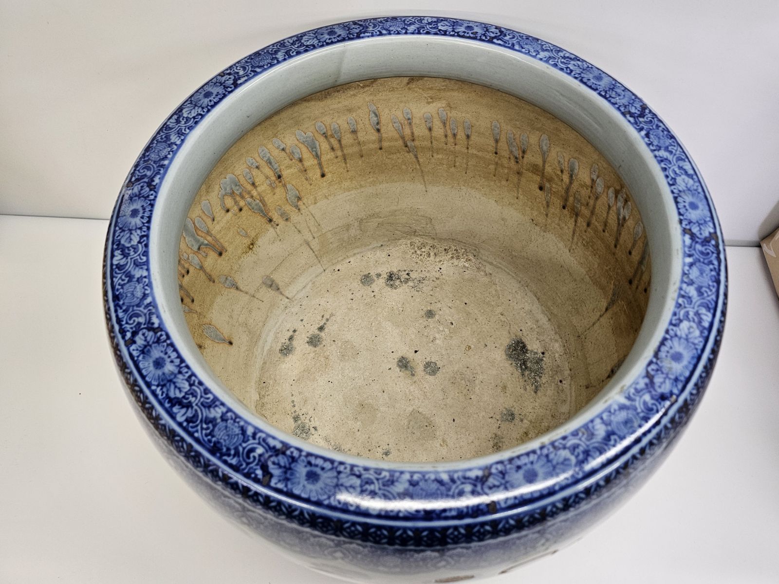 有田焼 伊万里 上瀧製 陰刻染付 中型火鉢 約38×30cm 山水画 菊絵 青花