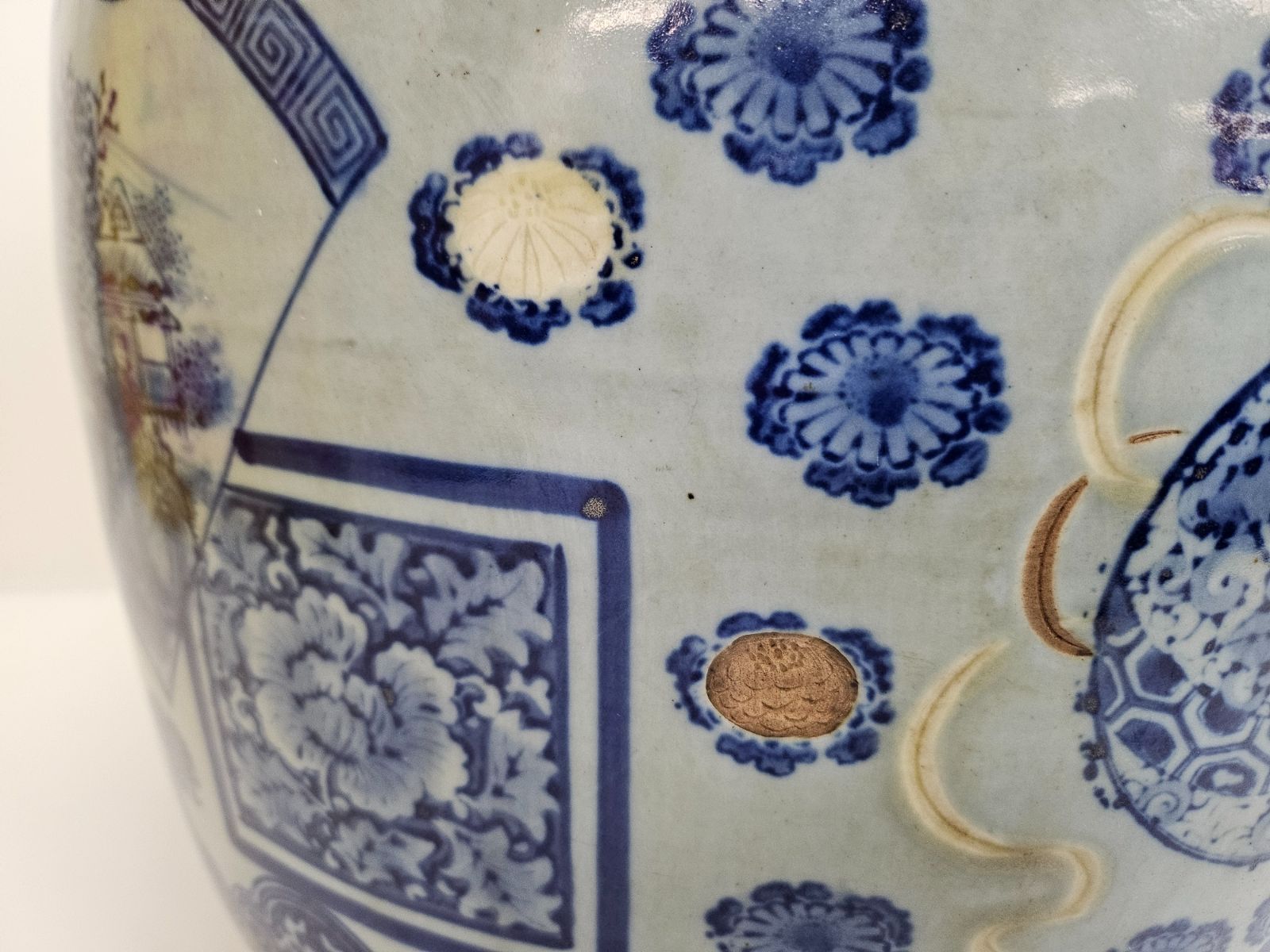 有田焼 伊万里 上瀧製 陰刻染付 中型火鉢 約38×30cm 山水画 菊絵 青花