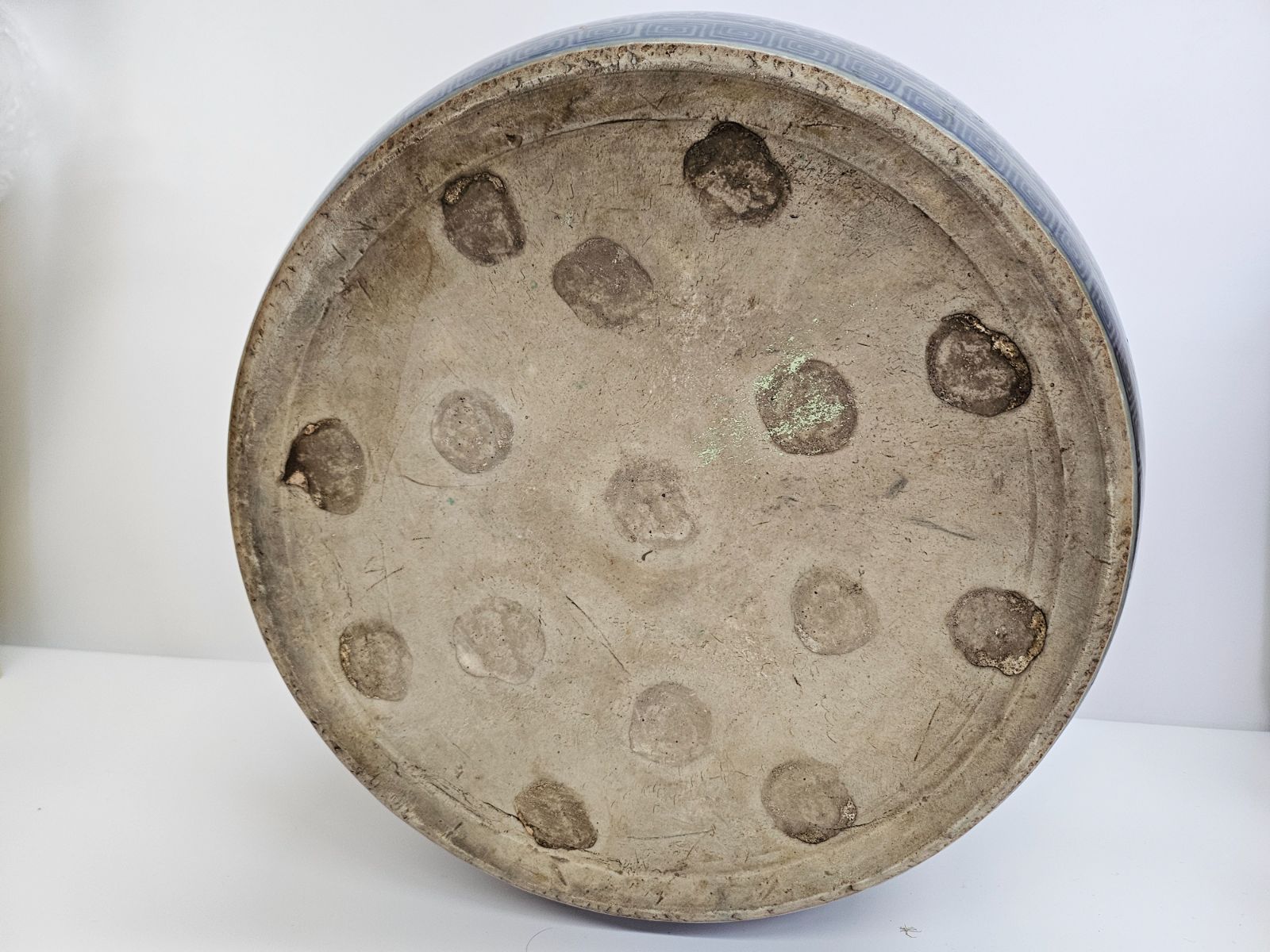 有田焼 伊万里 上瀧製 陰刻染付 中型火鉢 約38×30cm 山水画 菊絵 青花