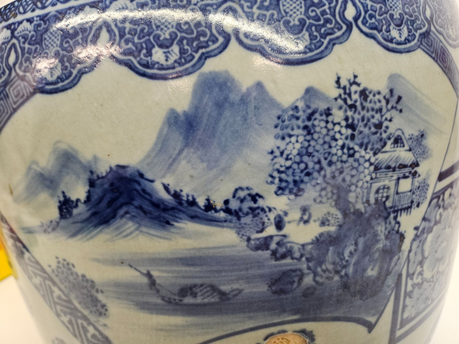 有田焼 伊万里 上瀧製 陰刻染付 中型火鉢 約38×30cm 山水画 菊絵 青花